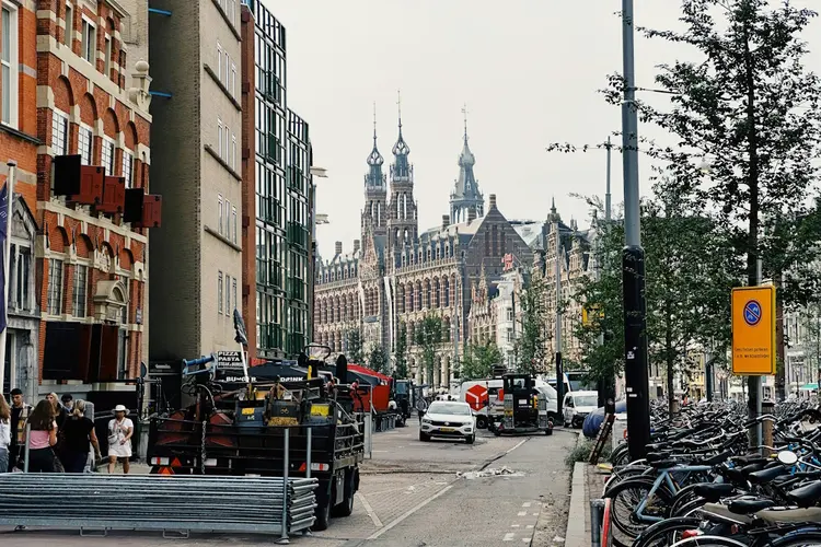 De alledaagse energie die Amsterdam bruisend en vol verrassingen houdt