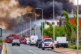 Grote uitslaande brand in bedrijfspand Diemen, NL Alert uitgegeven