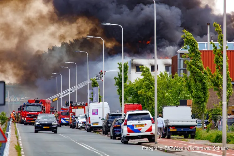 Grote uitslaande brand in bedrijfspand Diemen, NL Alert uitgegeven