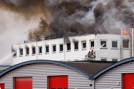 Grote uitslaande brand in bedrijfspand Diemen, NL Alert uitgegeven