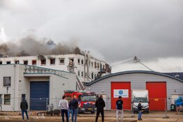 Grote uitslaande brand in bedrijfspand Diemen, NL Alert uitgegeven