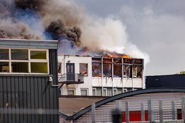 Grote uitslaande brand in bedrijfspand Diemen, NL Alert uitgegeven