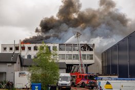 Grote uitslaande brand in bedrijfspand Diemen, NL Alert uitgegeven