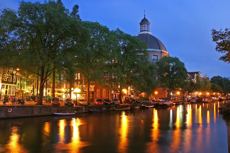 Waarom steeds meer koppels kiezen voor een intieme vaartocht door Amsterdam