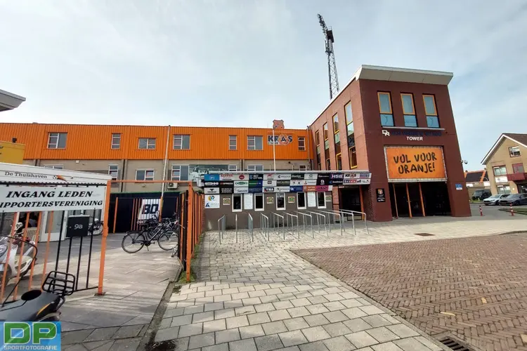 Ajax-supporters die stenen gooiden naar politie blijven langer vastzitten.