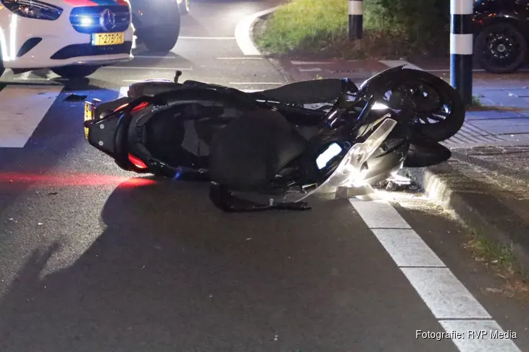 Ongeval tussen motorscooter en auto op Cornelis Lelylaan