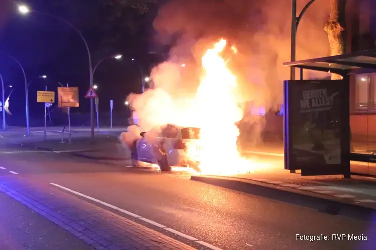 Auto door brand verwoest in Nieuw-West