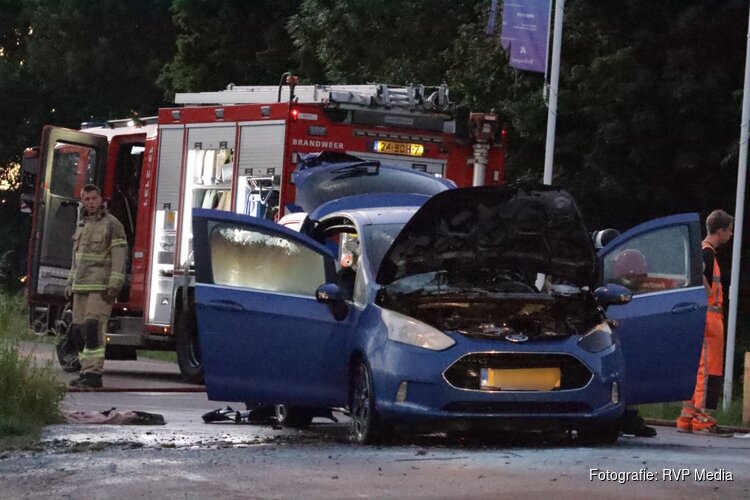 Auto vliegt in brand tijdens het rijden