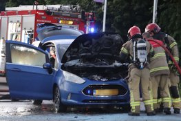 Auto vliegt in brand tijdens het rijden