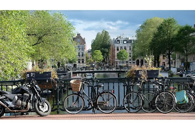 Amsterdammers en hun motorliefde: tweewielers zijn niet alleen voor de gracht