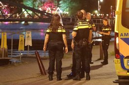 Persoon belandt in water Oosterdok en wordt gereanimeerd