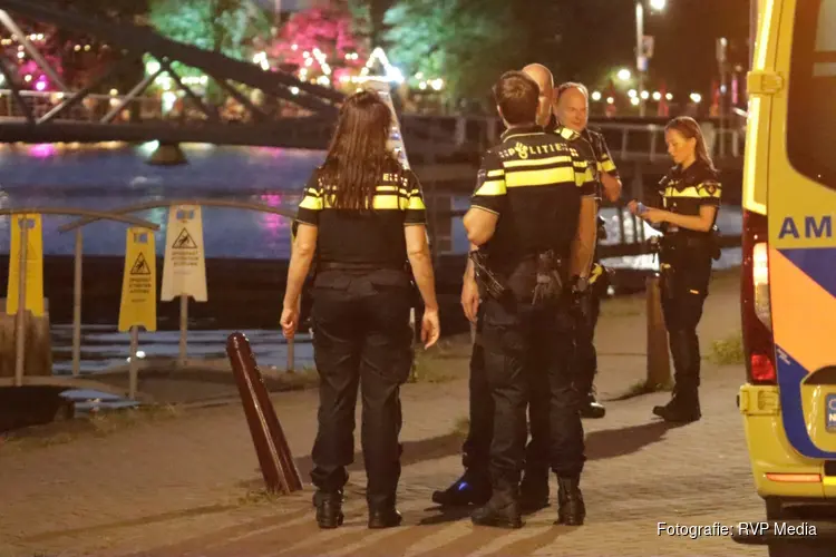 Persoon belandt in water Oosterdok en wordt gereanimeerd