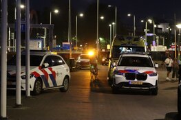 Persoon belandt in water Oosterdok en wordt gereanimeerd
