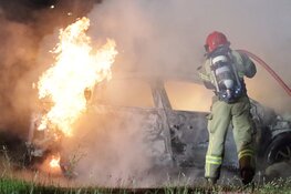 Auto zonder achterklep vliegt in brand op parkeerplaats
