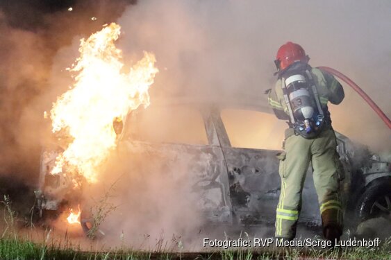 Auto zonder achterklep vliegt in brand op parkeerplaats