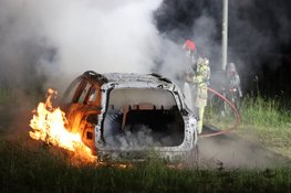 Auto zonder achterklep vliegt in brand op parkeerplaats