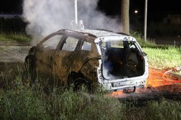 Auto zonder achterklep vliegt in brand op parkeerplaats