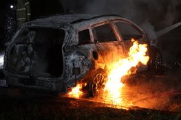 Auto zonder achterklep vliegt in brand op parkeerplaats