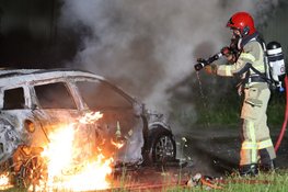 Auto zonder achterklep vliegt in brand op parkeerplaats