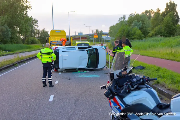 Auto belandt op zijkant na eenzijdig ongeluk in Amsterdam