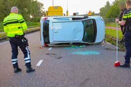 Auto belandt op zijkant na eenzijdig ongeluk in Amsterdam