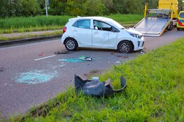 Auto belandt op zijkant na eenzijdig ongeluk in Amsterdam