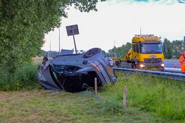 Automobilist raakt vangrail op A2 en vliegt over de kop