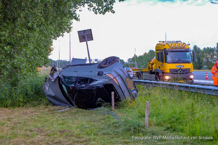 Automobilist raakt vangrail op A2 en vliegt over de kop