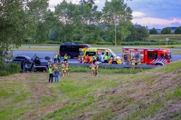 Automobilist raakt vangrail op A2 en vliegt over de kop