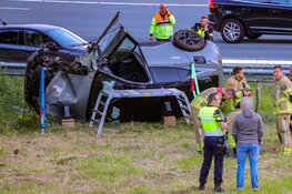 Automobilist raakt vangrail op A2 en vliegt over de kop