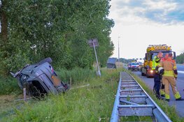 Automobilist raakt vangrail op A2 en vliegt over de kop