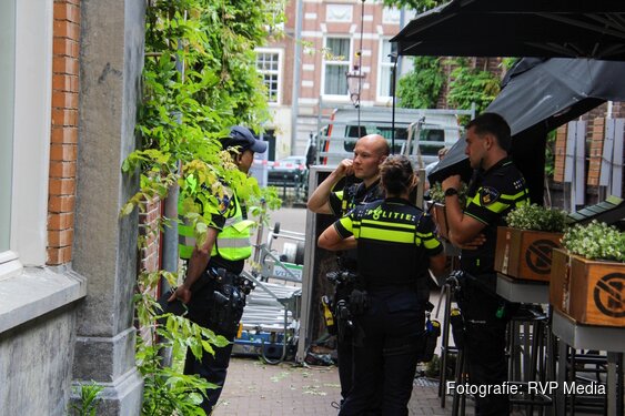 Persoon gewond nadat bouwlift omvalt op terras in Amsterdam