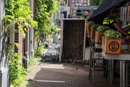 Persoon gewond nadat bouwlift omvalt op terras in Amsterdam