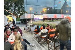Oranjeavond Strand van Oost: 'Het lijkt wel of Oost zich hier verzamelt'