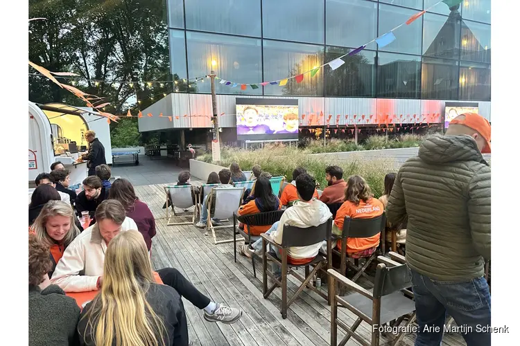 Oranjeavond Strand van Oost: 'Het lijkt wel of Oost zich hier verzamelt'