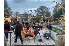 Oranjeavond Strand van Oost: 'Het lijkt wel of Oost zich hier verzamelt'