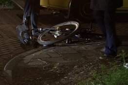 Auto botst op fietser aan Christoffel Plantijngracht