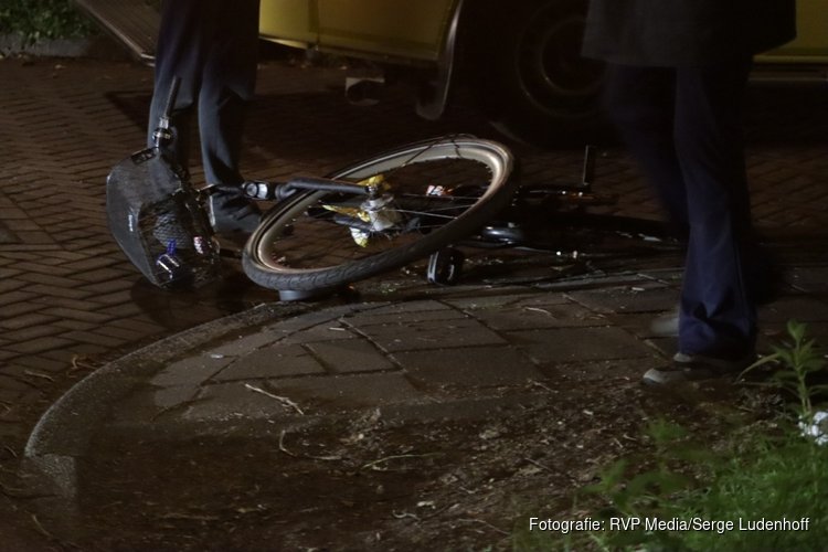 Auto botst op fietser aan Christoffel Plantijngracht