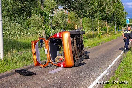 Auto raakt boom en belandt op zijn kant in Amsterdam
