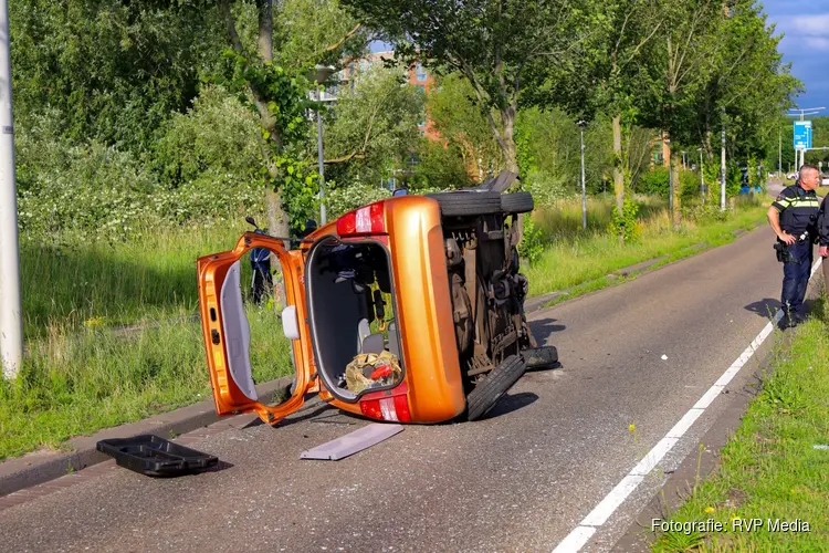 Auto raakt boom en belandt op zijn kant in Amsterdam