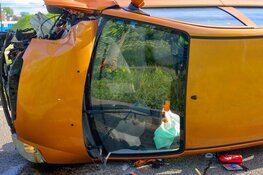 Auto raakt boom en belandt op zijn kant in Amsterdam