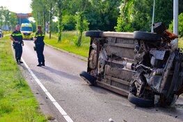 Auto raakt boom en belandt op zijn kant in Amsterdam