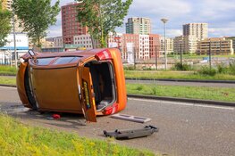 Auto raakt boom en belandt op zijn kant in Amsterdam