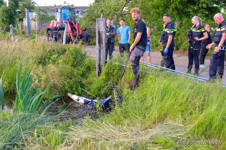 Motor belandt in water aan Broekergouw in Amsterdam