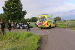 Motor belandt in water aan Broekergouw in Amsterdam