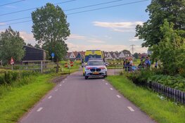 Motor belandt in water aan Broekergouw in Amsterdam