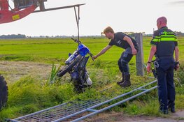 Motor belandt in water aan Broekergouw in Amsterdam