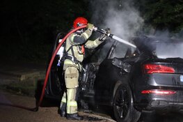 Auto in brand op IJsbaanpad in Amsterdam, vermoedelijk aangestoken