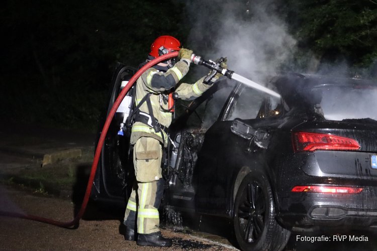 Auto in brand op IJsbaanpad in Amsterdam, vermoedelijk aangestoken