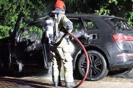 Auto in brand op IJsbaanpad in Amsterdam, vermoedelijk aangestoken